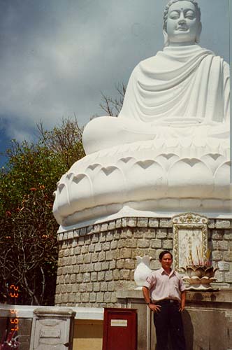 Grandmaster An, with Buddha Gautama Statue(click for return)