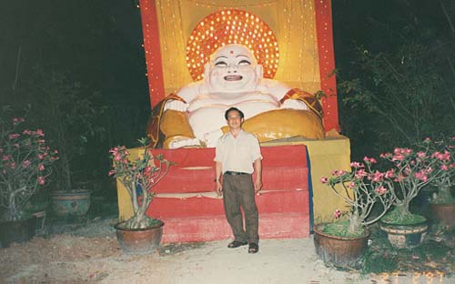 Grandmaster An, with Buddha Maitreiya Statue(click for return)