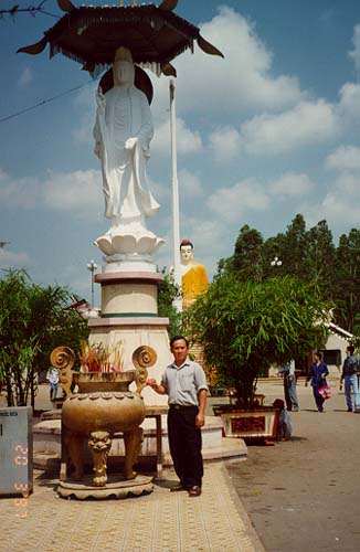 Grandmaster An, with Buddha Guan Inh Statue(click for return)