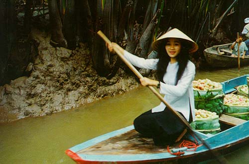 Beautiful Girl on the Boat(click for return)